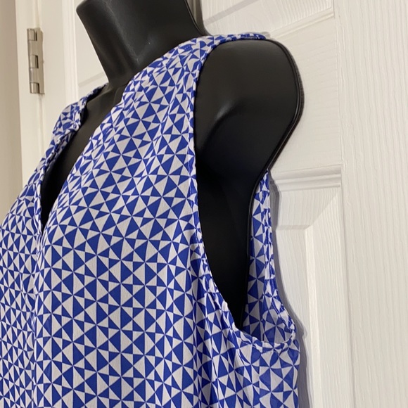 Gap Blue and White Semi Sheer Sleeveless 1/2 Button Top Sz L - Picture 5 of 7